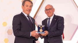 Foto Mikel Sánchez, fundador y director médico-científico de Hospital MiKS, recibe la Medalla de Oro de Álava